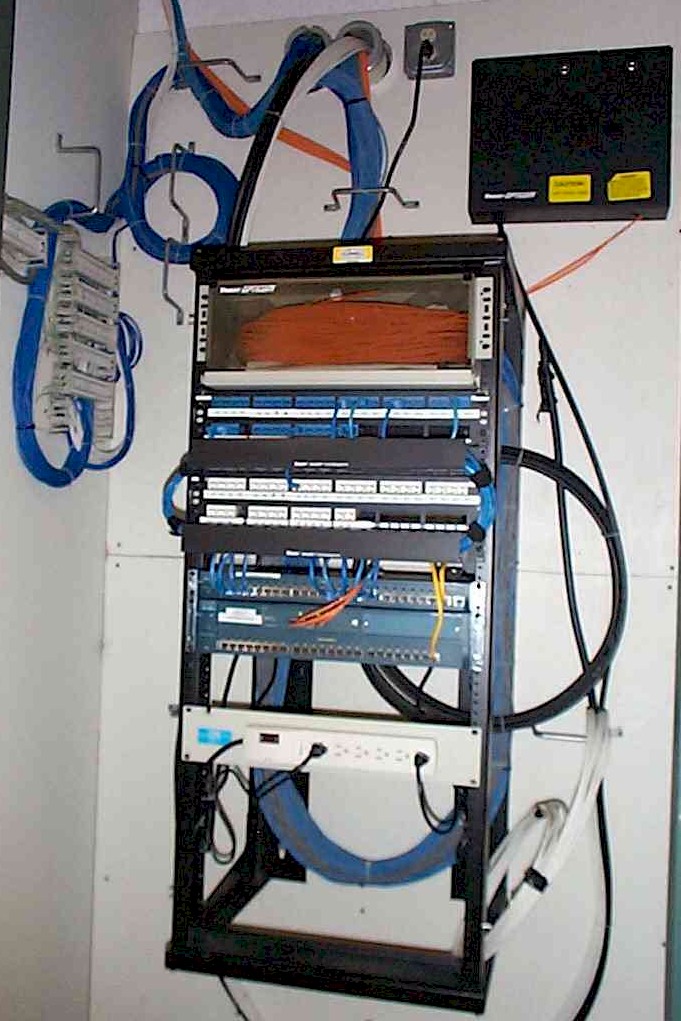 IDF closet4.jpg (53751 bytes)